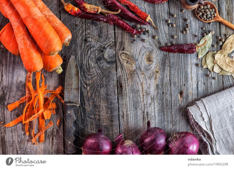 Karotten und Zwiebeln des frischen Gemüses auf einer Holzoberfläche Frucht Kräuter & Gewürze Ernährung Vegetarische Ernährung Messer Tisch Küche Pflanze Diät