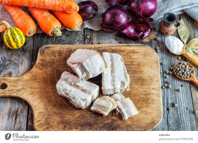 Frisches gesalzenes Schweinefett auf einem Küchenbrett Lebensmittel Gemüse Kräuter & Gewürze Essen Löffel Tisch alt frisch lecker natürlich braun grau orange