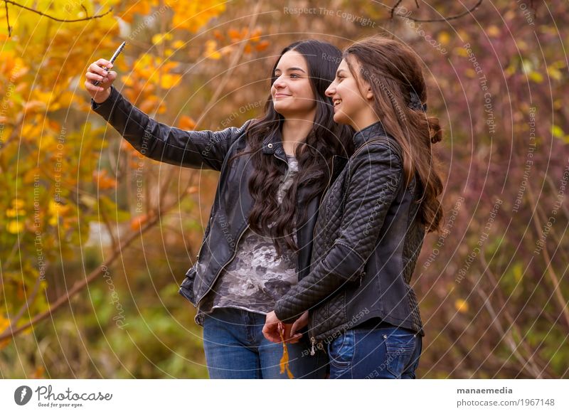 Freundinnen, die selfie Foto mit Smartphone machen Lifestyle Freude Freizeit & Hobby Entertainment Telefon Handy PDA Fotokamera Technik & Technologie