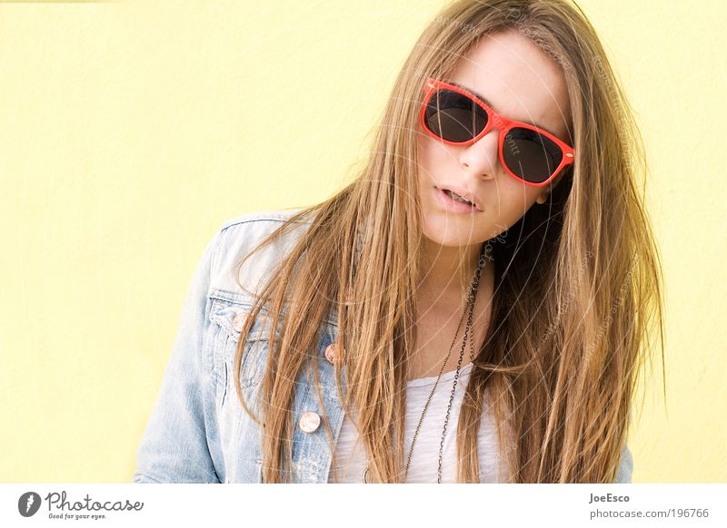 #196766 Lifestyle elegant Stil schön Mensch Frau Erwachsene Leben Kopf Haare & Frisuren Gesicht Mund Mauer Wand Mode Jacke Accessoire Brille Sonnenbrille