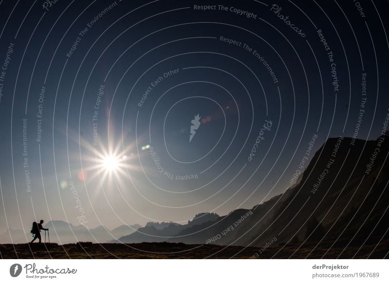 Berge im Sonnenaufgang im Gegenlicht in Südtirol IX Bergspitze Bergsteigen weiß blau Freiheit Wolken Wolkenformation Berge u. Gebirge wandern Menschenleer Natur