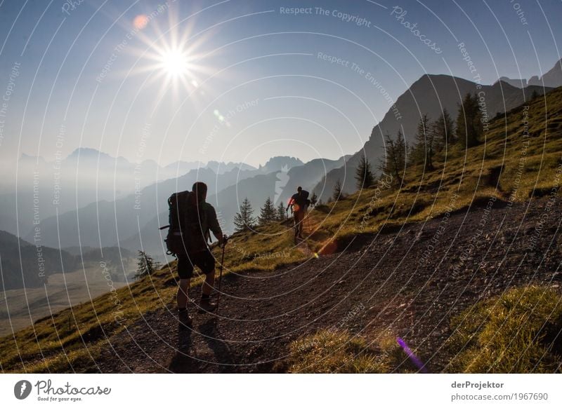 Berge im Sonnenaufgang im Gegenlicht in Südtirol XI Bergspitze Bergsteigen weiß blau Freiheit Wolken Wolkenformation Berge u. Gebirge wandern Menschenleer Natur