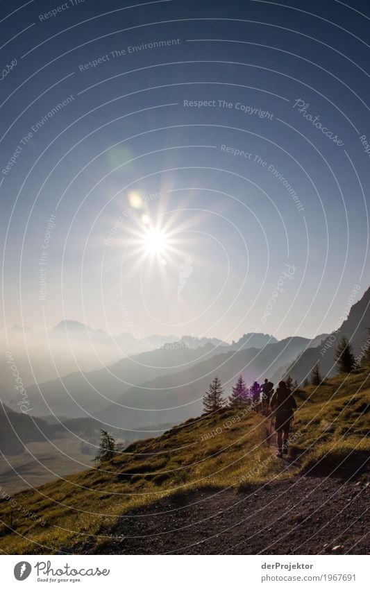 Berge im Sonnenaufgang im Gegenlicht in Südtirol X Bergspitze Bergsteigen weiß blau Freiheit Wolken Wolkenformation Berge u. Gebirge wandern Menschenleer Natur