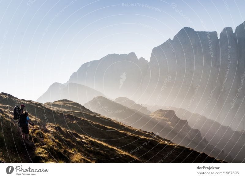 Berge im Sonnenaufgang im Gegenlicht in Südtirol V Bergspitze Bergsteigen weiß blau Freiheit Wolken Wolkenformation Berge u. Gebirge wandern Menschenleer Natur