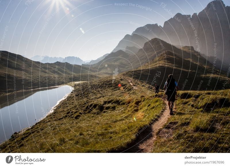 Berge im Sonnenaufgang im Gegenlicht in Südtirol XII Bergspitze Bergsteigen weiß blau Freiheit Wolken Wolkenformation Berge u. Gebirge wandern Menschenleer