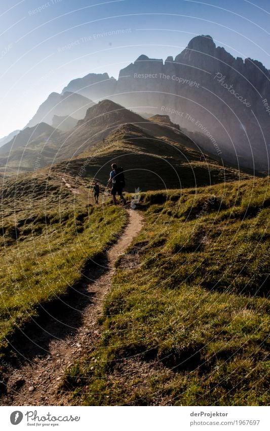 Berge im Sonnenaufgang im Gegenlicht in Südtirol VI Bergspitze Bergsteigen weiß blau Freiheit Wolken Wolkenformation Berge u. Gebirge wandern Menschenleer Natur