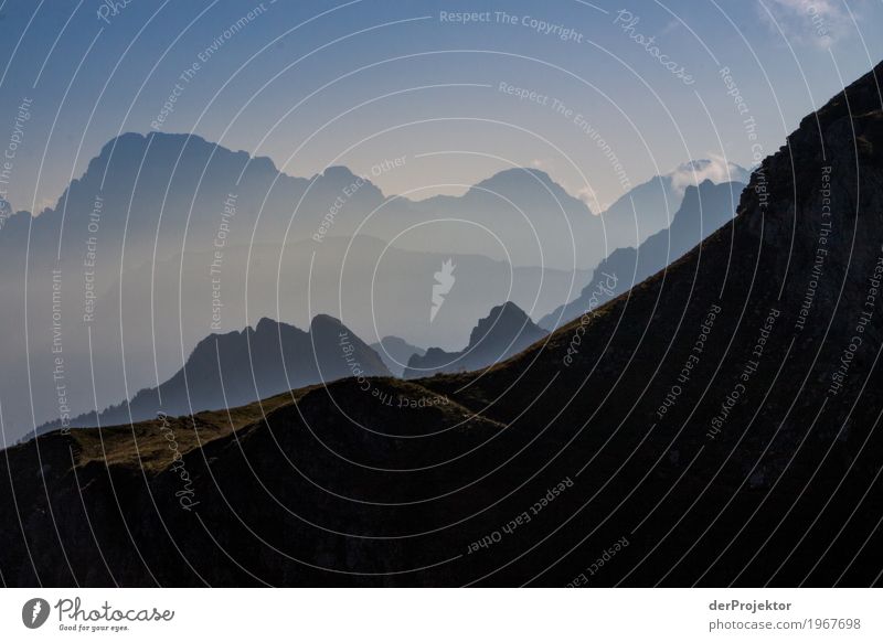 Berge im Sonnenaufgang im Gegenlicht in Südtirol II Bergspitze Bergsteigen weiß blau Freiheit Wolken Wolkenformation Berge u. Gebirge wandern Menschenleer Natur