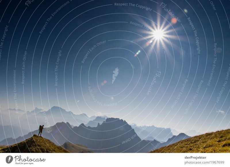 Berge im Sonnenaufgang im Gegenlicht in Südtirol I Bergspitze Bergsteigen weiß blau Freiheit Wolken Wolkenformation Berge u. Gebirge wandern Menschenleer Natur