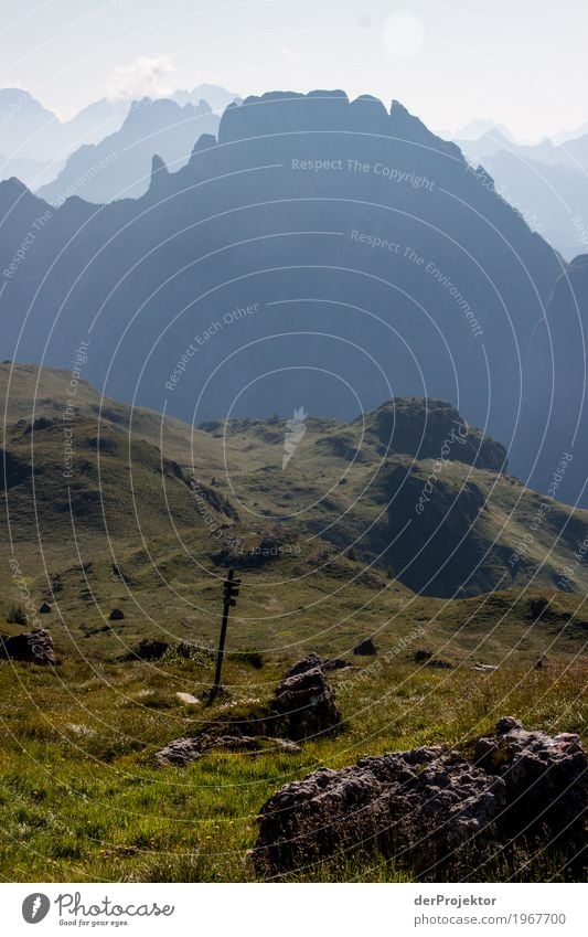 Berge im Sonnenaufgang im Gegenlicht in Südtirol XIII Bergspitze Bergsteigen weiß blau Freiheit Wolken Wolkenformation Berge u. Gebirge wandern Menschenleer