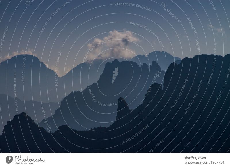 Berge im Sonnenaufgang im Gegenlicht in Südtirol III Bergspitze Bergsteigen weiß blau Freiheit Wolken Wolkenformation Berge u. Gebirge wandern Menschenleer