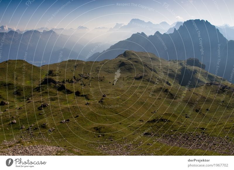 Berge im Sonnenaufgang im Gegenlicht in Südtirol IV Bergspitze Bergsteigen weiß blau Freiheit Wolken Wolkenformation Berge u. Gebirge wandern Menschenleer Natur