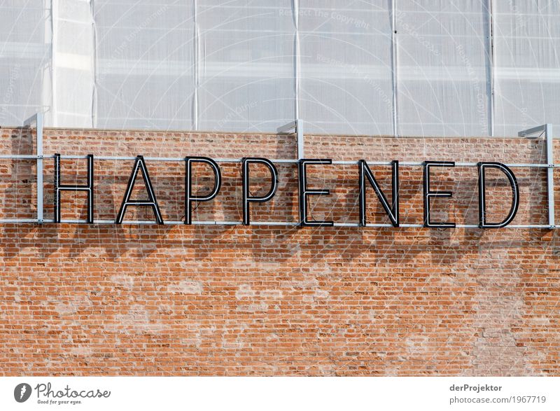 "Happened" in Buchstaben an Wand in Venedig Blick Zentralperspektive Starke Tiefenschärfe Morgendämmerung Licht Schatten Kontrast Textfreiraum Mitte