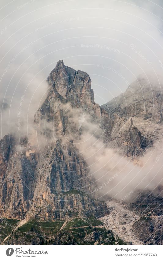 Berg mit Wolken im Gebirge in Südtirol X Bergspitze Bergsteigen weiß blau Freiheit Wolkenformation Berge u. Gebirge wandern Menschenleer Natur Alpen