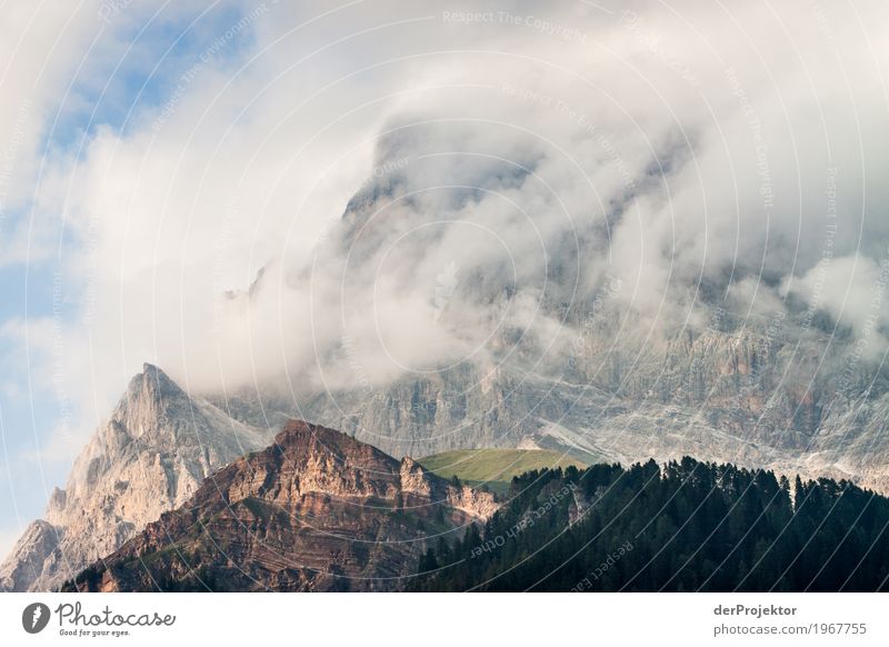 Berg mit Wolken im Gebirge in Südtirol XII Bergspitze Bergsteigen weiß blau Freiheit Wolkenformation Berge u. Gebirge wandern Menschenleer Natur Alpen