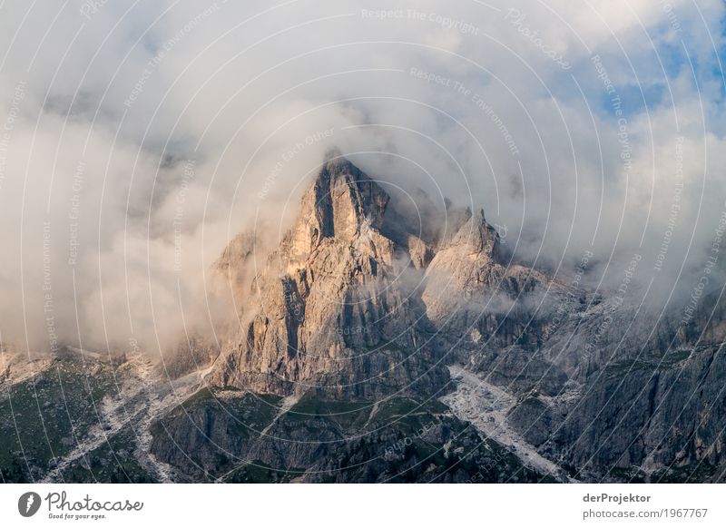 Berg mit Wolken im Gebirge in Südtirol IX Bergspitze Bergsteigen weiß blau Freiheit Wolkenformation Berge u. Gebirge wandern Menschenleer Natur Alpen