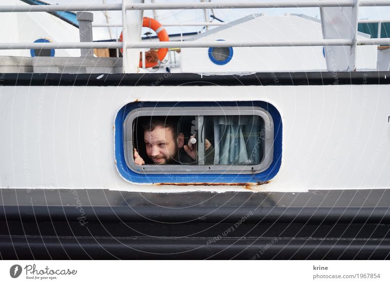 Ausguck Freude Ausflug Abenteuer Ferne Meer maskulin Erwachsene 1 Mensch 30-45 Jahre Schifffahrt Passagierschiff Wasserfahrzeug Hafen Bullauge An Bord