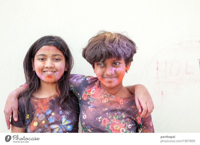 Porträt von Jugendlichen mit dem Farbpulver befleckt Lifestyle Freude Gesicht 2 Mensch 8-13 Jahre Kind Kindheit Freundlichkeit Fröhlichkeit Glück schön Lachen