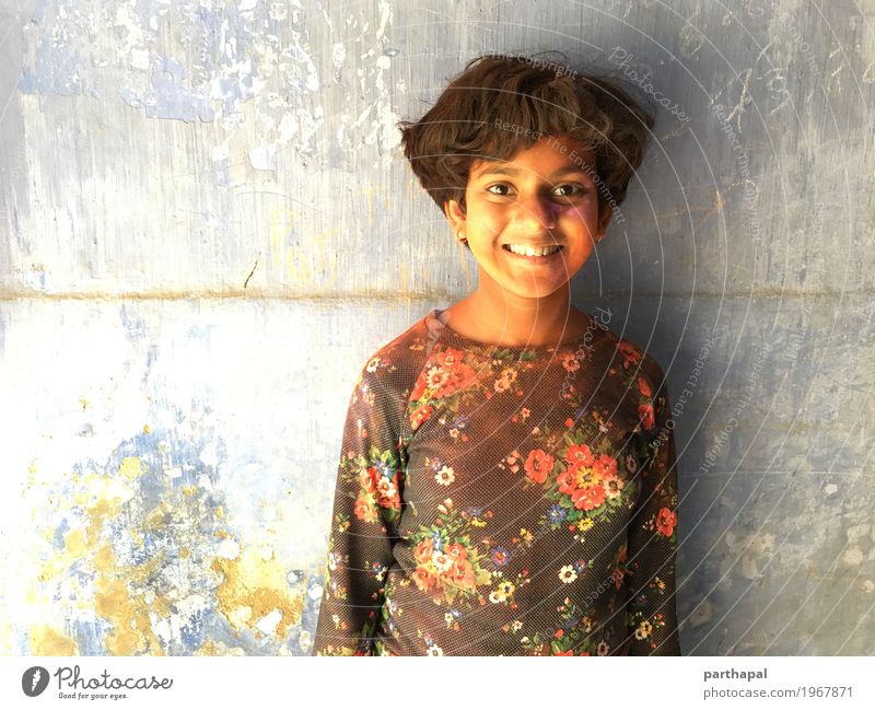 Mädchen lächelnd und Gesicht mit Farbpulver verschmiert 8-13 Jahre Kind Kindheit Fröhlichkeit schön mehrfarbig Freude Farbfoto Textfreiraum links Blick