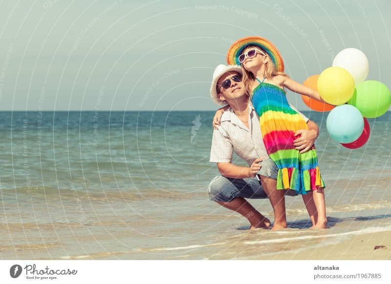 Vater und Tochter mit den Ballonen, die auf dem Strand spielen Lifestyle Freude Leben Erholung Freizeit & Hobby Spielen Ferien & Urlaub & Reisen Ausflug