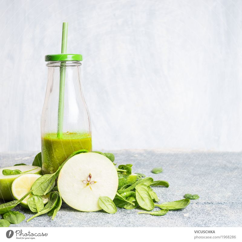Grüner Smoothie in Flasche mit Apfel und Spinat Lebensmittel Gemüse Frucht Ernährung Bioprodukte Vegetarische Ernährung Diät Getränk Saft Stil Design Gesundheit