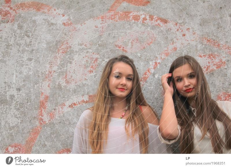 zwei Mädchen Lifestyle elegant Stil Freude schön Haare & Frisuren Kosmetik Schminke Wellness Leben harmonisch Wohlgefühl Zufriedenheit Sinnesorgane