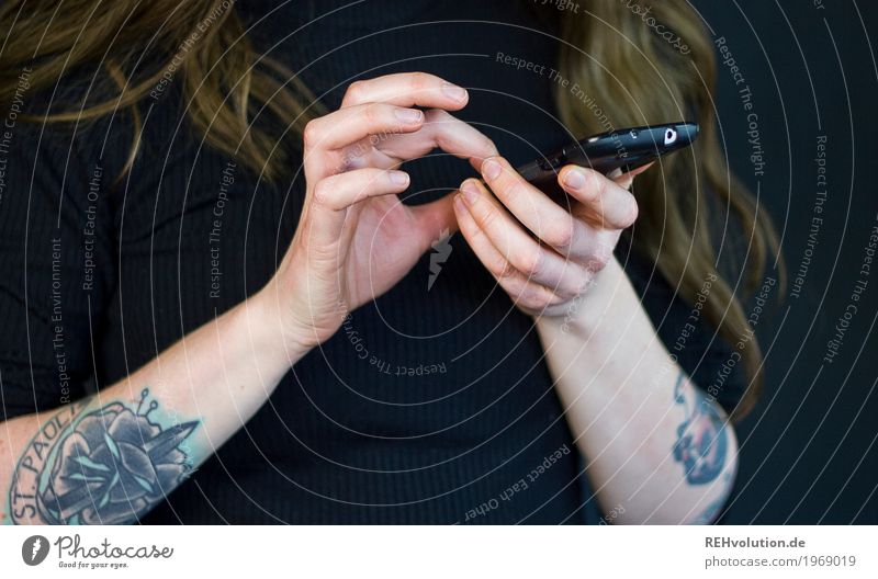 Smartphone Handy PDA Arme Tattoo Haare & Frisuren Kommunizieren authentisch außergewöhnlich Coolness trendy einzigartig schwarz Kontakt Zukunft Wischen Surfen