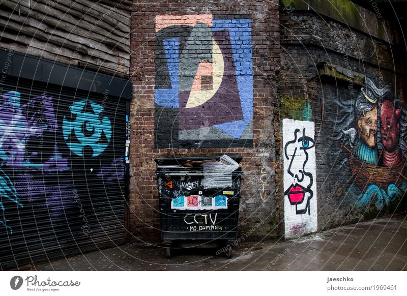 Deko London London Borough of Camden Stadt Graffiti ästhetisch Coolness dreckig trendy positiv mehrfarbig Kunst Müll Müllbehälter Straßenkunst Hinterhof