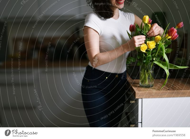 Blumenstrauß_1969558 feminin Junge Frau Jugendliche Erwachsene Mensch 18-30 Jahre 30-45 Jahre Glück Frauentag Valentinstag Geburtstag Rose Tulpe gelb rosa