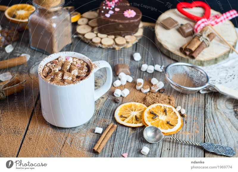 Tasse heiße Schokolade mit Marshmallows Frucht Dessert Süßwaren Kräuter & Gewürze Getränk Heißgetränk Kakao Becher Löffel Winter Tisch Sieb Holz Herz alt Essen