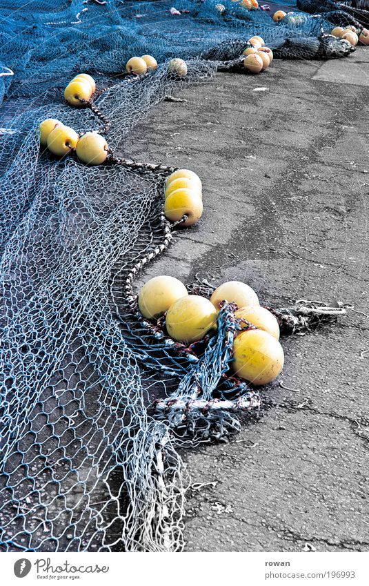 netze Küste Seeufer Meer blau gelb Fischereiwirtschaft Hafen Netz Fischernetz Angeln trocknen Kugel Vernetzung Knotenpunkt Farbfoto Außenaufnahme