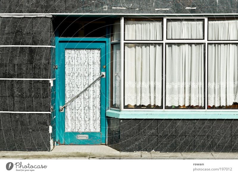 geschlossen Stadt Fußgängerzone Haus Bauwerk Gebäude Mauer Wand Fassade Fenster Tür alt retro Fliesen u. Kacheln Vorhang türkis Ladengeschäft Schaufenster