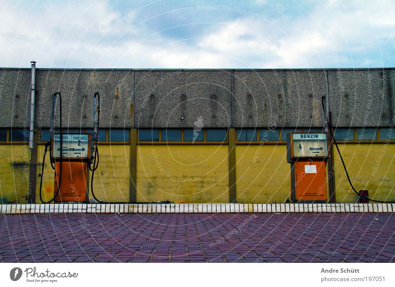 Tankstelle 2050 Klimawandel Menschenleer Industrieanlage Bauwerk Gebäude Mauer Wand Fassade Verkehr alt hässlich blau mehrfarbig gelb verfallen Verfall Erdöl