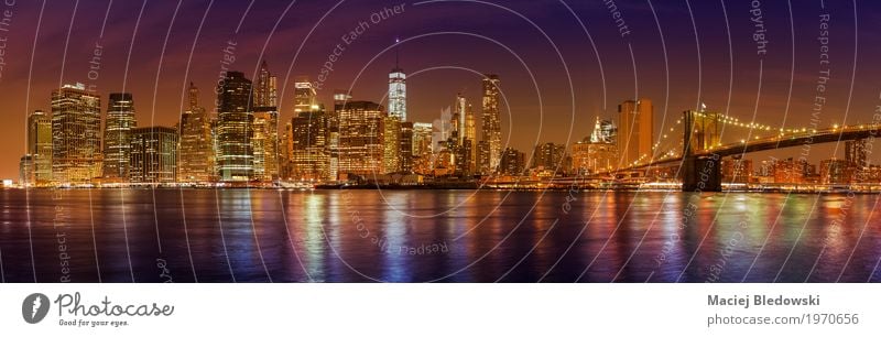 Manhattan Skyline bei Nacht, New York City. Ferien & Urlaub & Reisen Sightseeing Städtereise Büro Business Fluss USA Stadt Stadtzentrum Hochhaus Brücke Gebäude