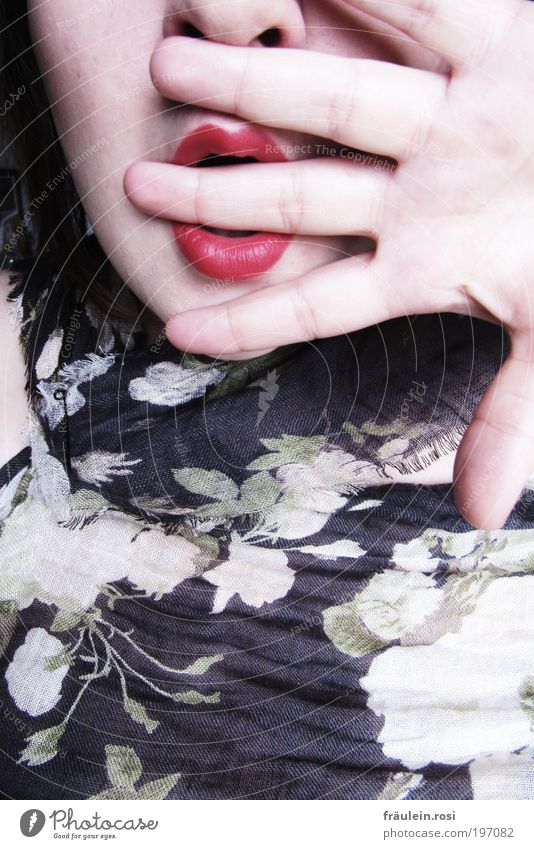 keinen mux Gesicht Junge Frau Jugendliche Nase Lippen Hand Finger 18-30 Jahre Erwachsene Stoff Schal Überraschung Todesangst Verzweiflung ruhig puppenhaft