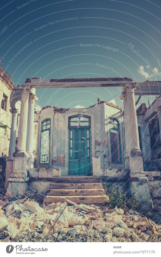 Grund zur Sorge Häusliches Leben Haus Kultur Stadtrand Ruine Treppe Fassade Fenster Tür Armut dreckig kaputt trist stagnierend Verfall Vergangenheit