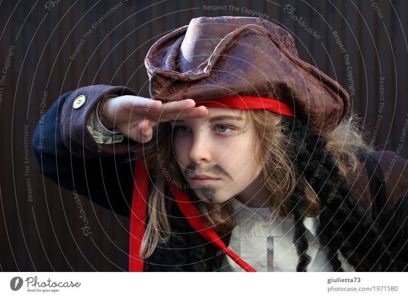 Auf der Suche... Karneval Kind Junge Kindheit Leben 1 Mensch 8-13 Jahre Künstler Schauspieler Hut Kopftuch langhaarig Locken Bart beobachten entdecken Blick