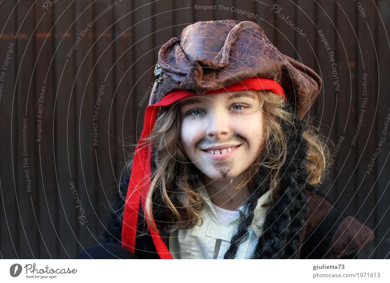 Mini Jack Sparrow Karneval Kind Junge Kindheit Leben 1 Mensch 8-13 Jahre Hut Kopftuch blond langhaarig Locken Bart Oberlippenbart Lächeln Glück schön braun