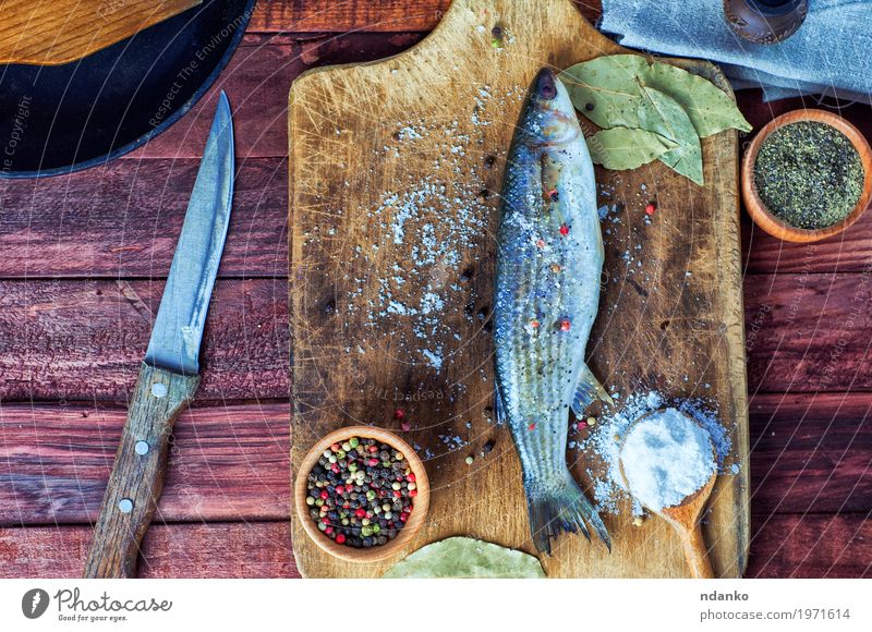Frischer Fisch roch zum Kochen Lebensmittel Kräuter & Gewürze Ernährung Essen Diät Messer Tisch Küche Natur Holz Metall frisch lecker natürlich oben braun