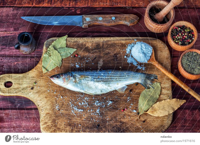Frischer Fisch roch zum Kochen auf einem Küchenbrett Lebensmittel Kräuter & Gewürze Ernährung Essen Diät Messer Löffel Tisch Natur Holz Metall frisch lecker