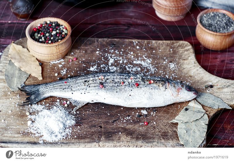 Lebender Fisch roch auf einem Küchenbrett mit Gewürzen Lebensmittel Kräuter & Gewürze Essen Schalen & Schüsseln Löffel Tisch Koch Holz Diät frisch natürlich