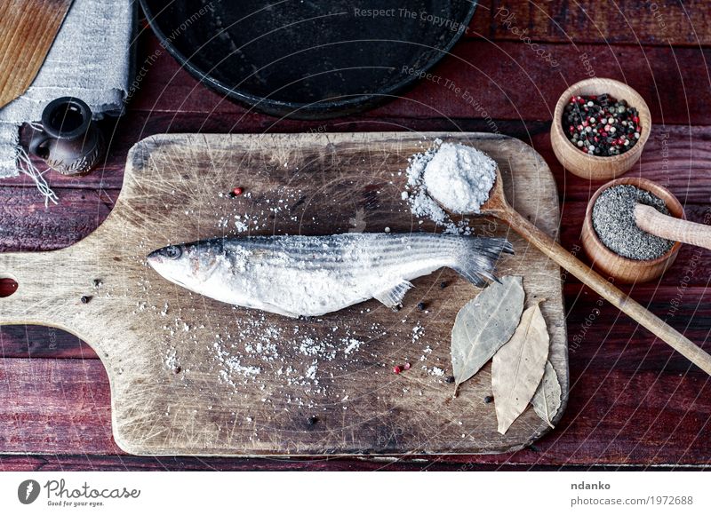 Frischer Fisch roch Gewürze zum Kochen auf einem Küchenbrett Lebensmittel Kräuter & Gewürze Ernährung Essen Schalen & Schüsseln Pfanne Löffel Tisch Natur Holz