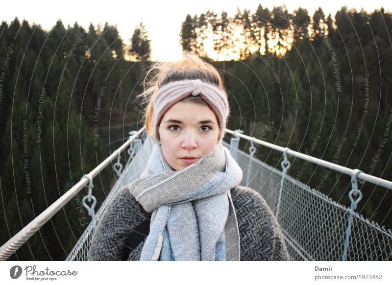 Direkt feminin Junge Frau Jugendliche 1 Mensch 18-30 Jahre Erwachsene Brücke Hängebrücke Mantel Schal Stirnband Stahl stehen träumen wandern Freundlichkeit