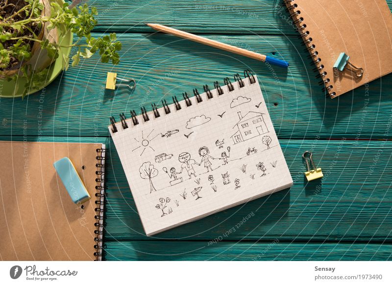 Glückliches Familienkonzept - skizzieren Sie im Notizbuch Design Ausflug Sonne Haus Schreibtisch Tisch Kind Schule Arbeitsplatz Mutter Erwachsene Vater