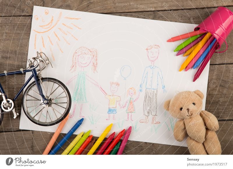 Zeichnung des Kindes einer glücklichen Familie Glück Schule Klassenraum Handwerk Werkzeug Baby Mutter Erwachsene Vater Familie & Verwandtschaft Kunst Papier