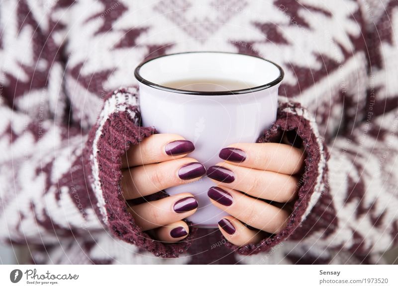 Frau in der gemütlichen Strickjacke, die eine Schale hält Frühstück Getränk Kaffee Tee stricken Winter Mensch Mädchen Erwachsene Hand Wärme Pullover heiß weiß