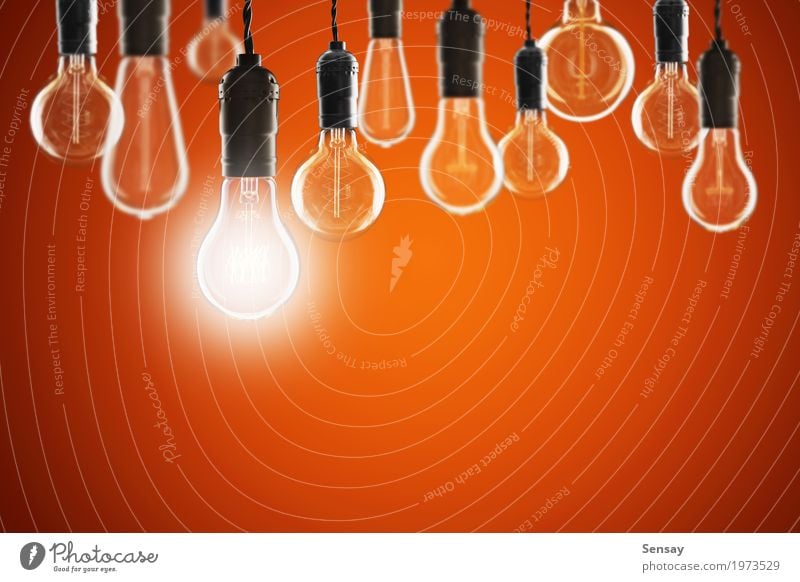 Ideen- und Führungskonzept - Birnen auf dem Schmutzhintergrund Design Lampe Erfolg Wissenschaften Technik & Technologie alt hell rot Energie Kreativität