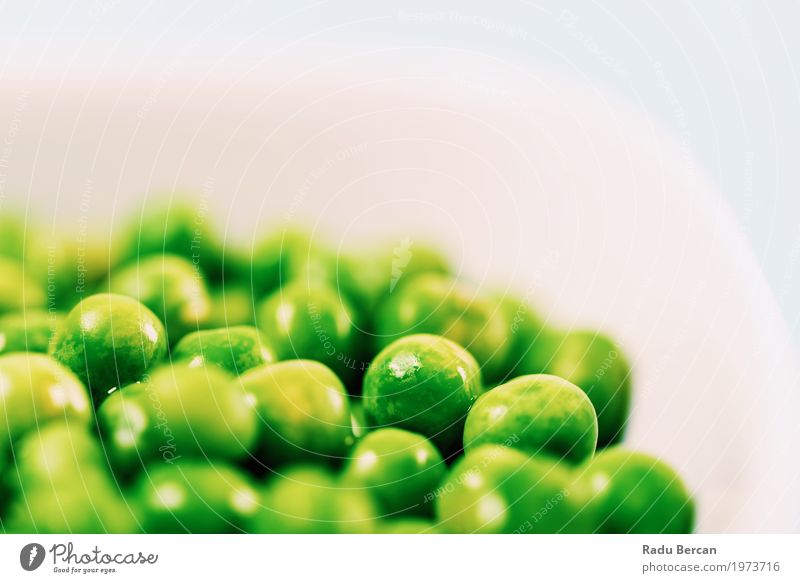 Frische grüne Erbsen in der weißen Schüssel auf Türkis-Tabelle Lebensmittel Gemüse Ernährung Essen Bioprodukte Vegetarische Ernährung Diät Schalen & Schüsseln