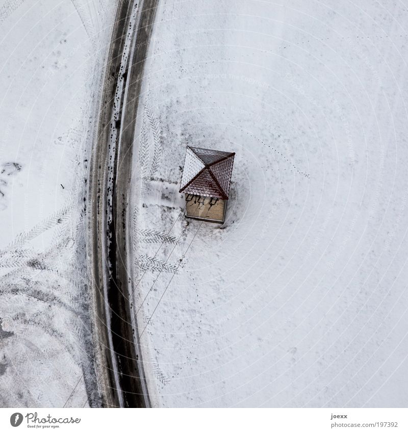 EinSiedler Energiewirtschaft Winter Schnee Menschenleer Haus Hütte Turm Dach Straße kalt Stromversorgung Verteilerhäuschen Farbfoto Gedeckte Farben