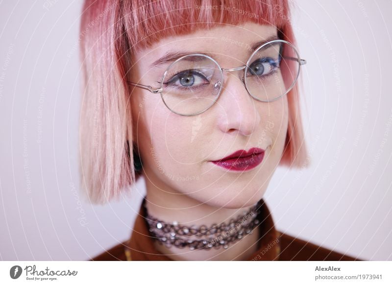 Klare Sicht Lifestyle Stil schön Junge Frau Jugendliche Gesicht 18-30 Jahre Erwachsene Schmuck Brille rothaarig kurzhaarig rote Lippen beobachten Kommunizieren