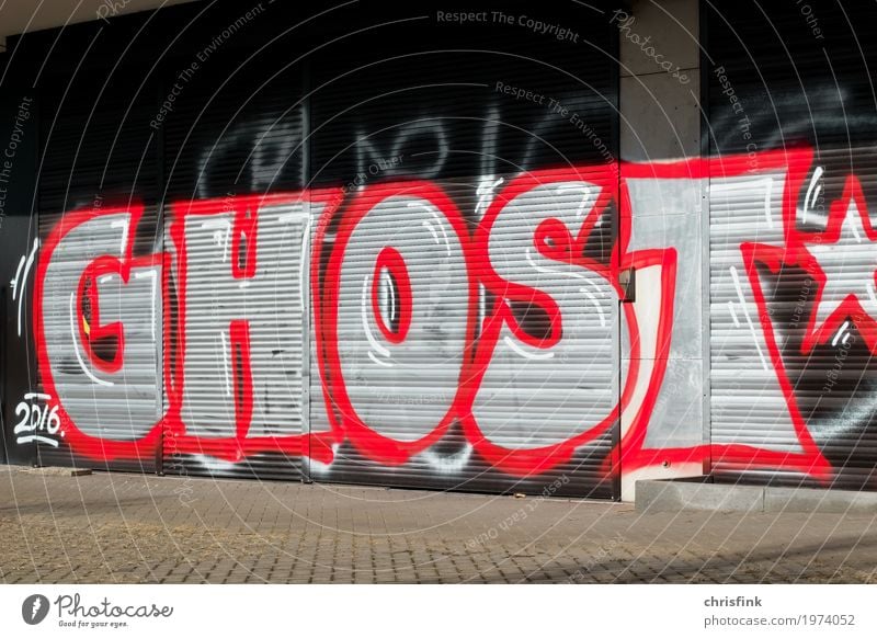 GHOST Graffiti Lifestyle Design Freude Haus Kunst Menschenleer Hochhaus Industrieanlage Mauer Wand Zeichen Schriftzeichen zeichnen ästhetisch rot schwarz silber